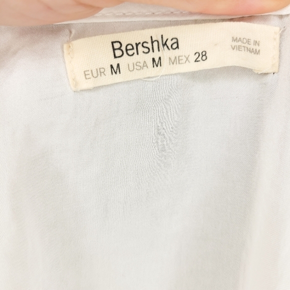 Wemen's Bershka top white size Medium Spaghetti strap summer lightweight - Picture 3 of 3